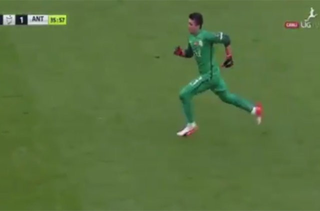 Muslera'dan orta sahada Eto'o'ya çalım