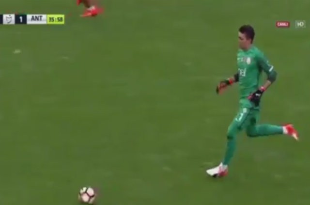 Muslera'dan orta sahada Eto'o'ya çalım