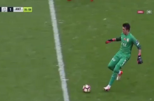 Muslera'dan orta sahada Eto'o'ya çalım