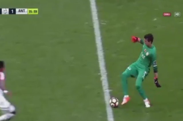 Muslera'dan orta sahada Eto'o'ya çalım