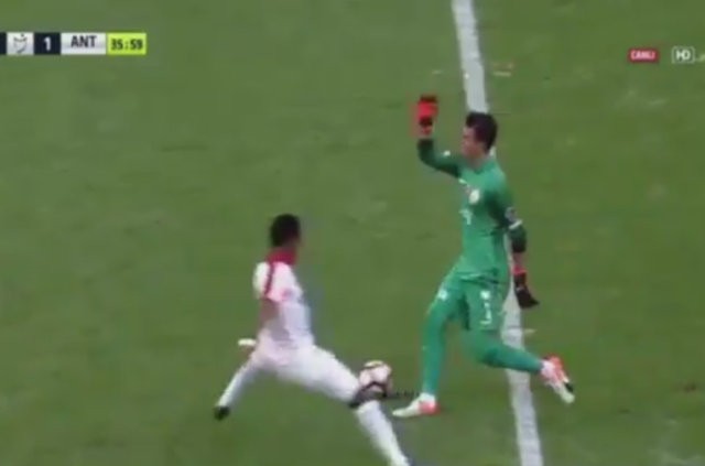 Muslera'dan orta sahada Eto'o'ya çalım