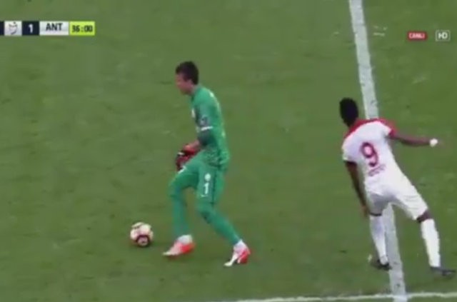 Muslera'dan orta sahada Eto'o'ya çalım