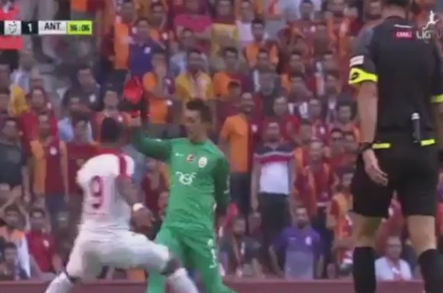 Muslera'dan orta sahada Eto'o'ya çalım