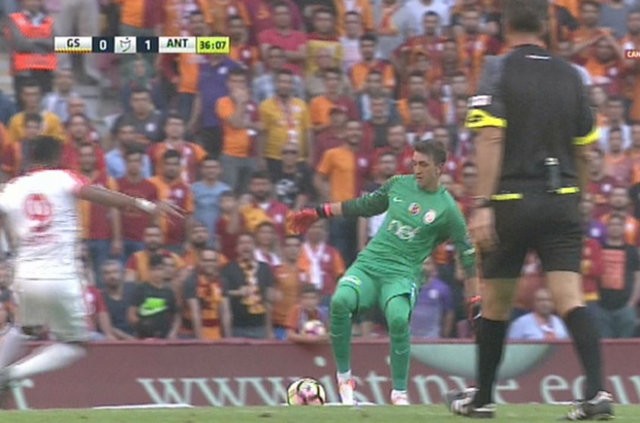 Muslera'dan orta sahada Eto'o'ya çalım