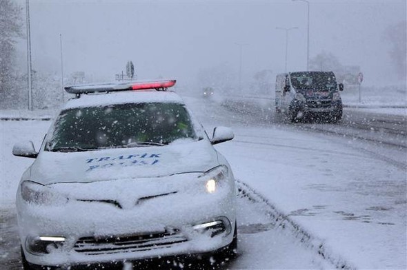 Lapa lapa kar yağıyor! TIR'lar durduruldu