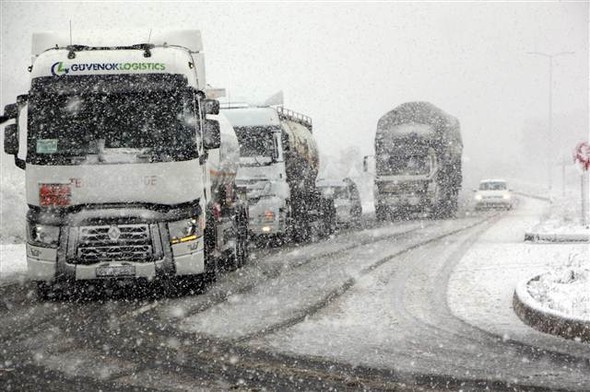 Lapa lapa kar yağıyor! TIR'lar durduruldu