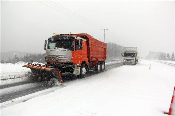 Lapa lapa kar yağıyor! TIR'lar durduruldu