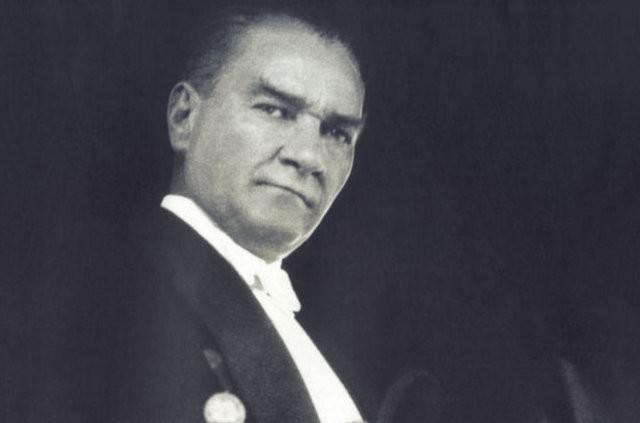 Ünlülerin 10 Kasim'da Atatürk paylaşımları