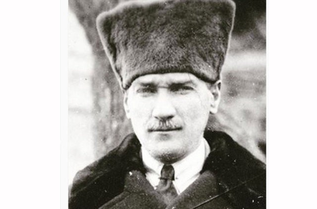 Ünlülerin 10 Kasim'da Atatürk paylaşımları