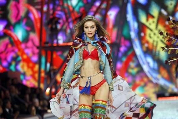 Victoria's Secret melekleri para basıyor