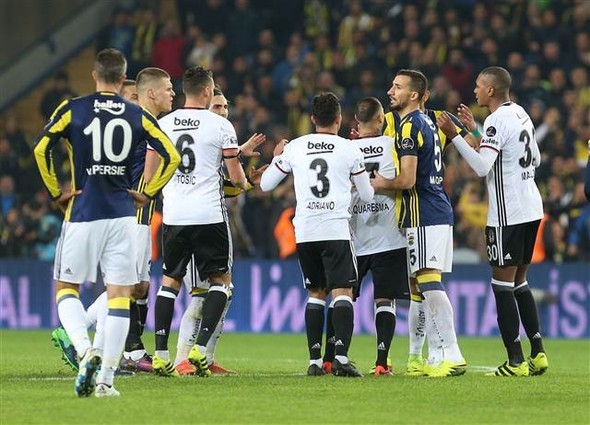 Fenerbahçe-Beşiktaş derbisinde ortalık karıştı