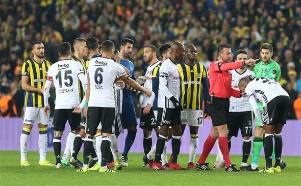 Fenerbahçe-Beşiktaş derbisinde ortalık karıştı