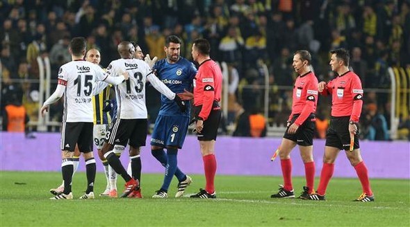 Fenerbahçe-Beşiktaş derbisinde ortalık karıştı