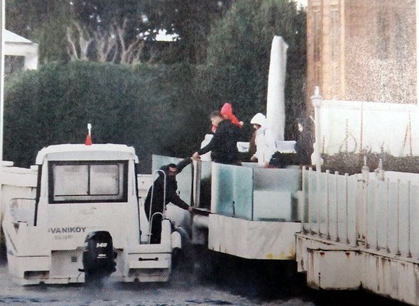 Ebru Gündeş'ten trafiğe lüks çözüm!