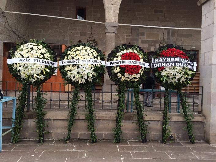 Cenazede arkadaşları yalnız bırakmadı