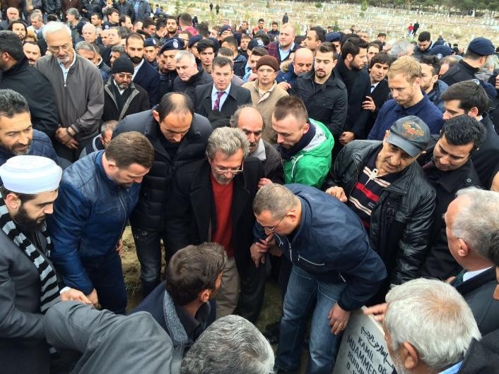 Cenazede arkadaşları yalnız bırakmadı