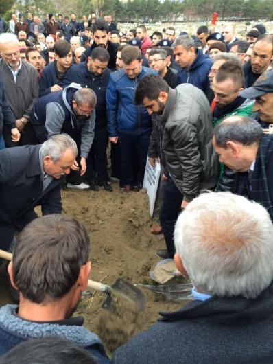 Cenazede arkadaşları yalnız bırakmadı