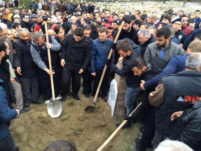 Cenazede arkadaşları yalnız bırakmadı