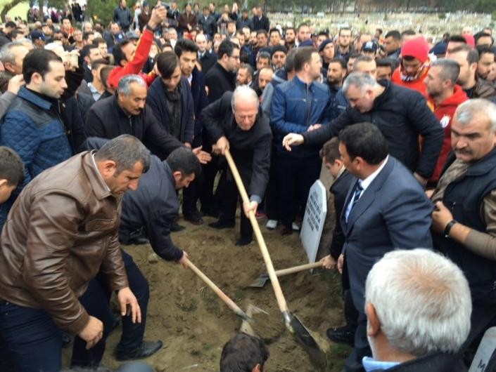 Cenazede arkadaşları yalnız bırakmadı