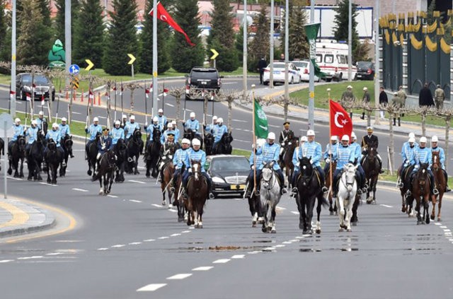 Onlarca araç Kral Selman'ı böyle karşıladı