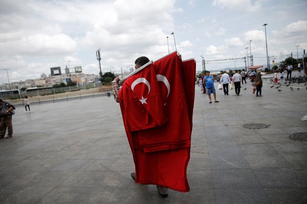 Türk bayrağı satışında rekor artış! Üretim yetmiyor...