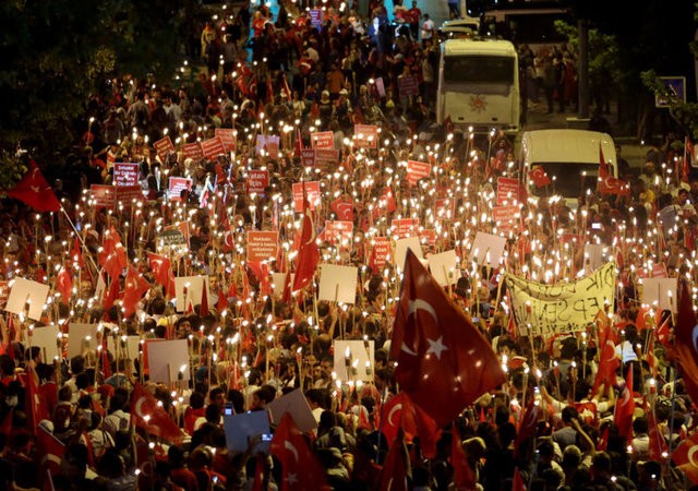 Dev protestodan müthiş kareler