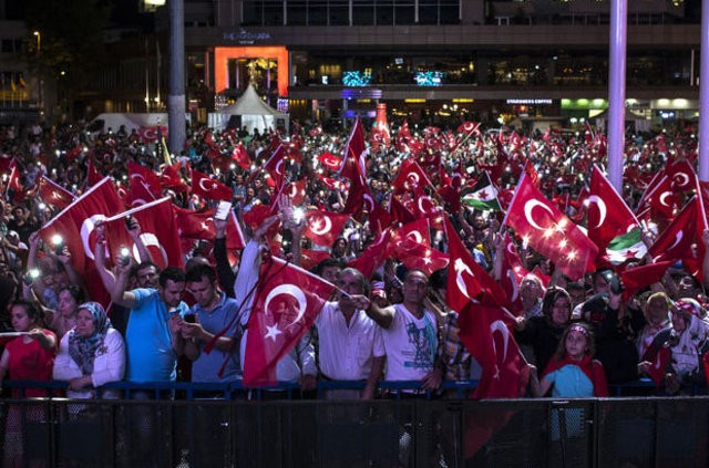 Meydanlarda demokrasi nöbeti sürüyor