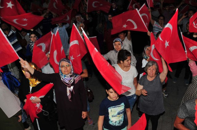 Meydanlarda demokrasi nöbeti sürüyor