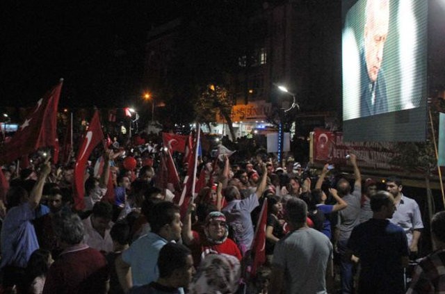 Meydanlarda demokrasi nöbeti sürüyor