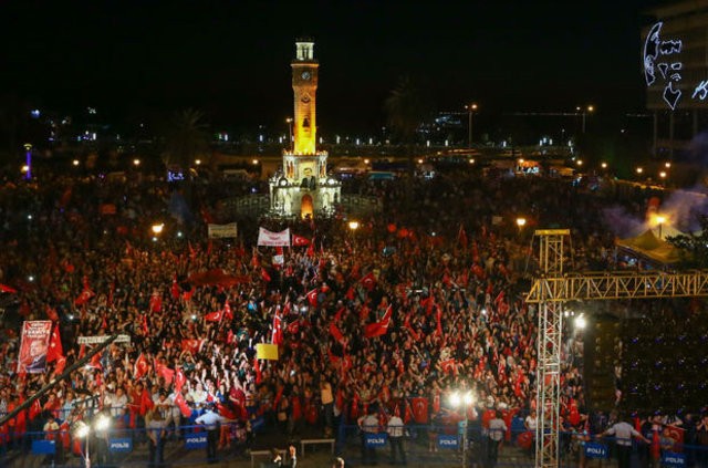 Meydanlarda demokrasi nöbeti sürüyor