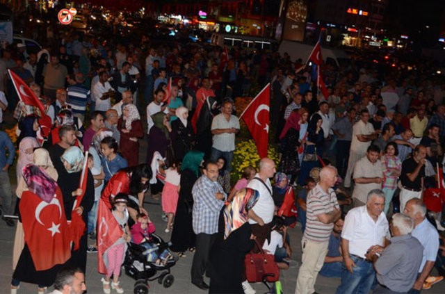 Meydanlarda demokrasi nöbeti sürüyor