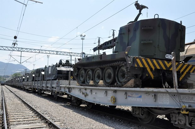 Askeri araçların bulunduğu yük treni, 11 gündür bekletiliyor