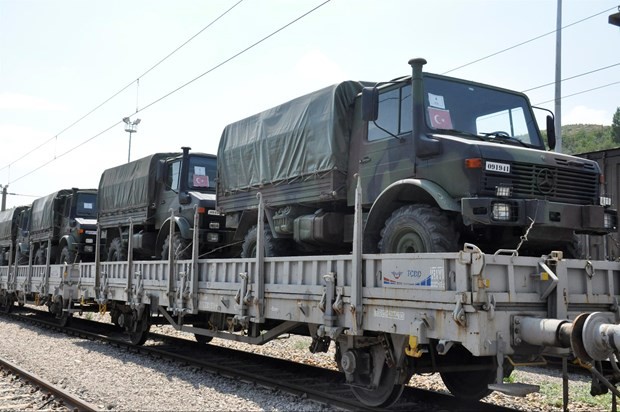 Askeri araçların bulunduğu yük treni, 11 gündür bekletiliyor