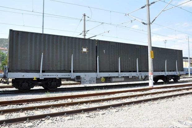 Askeri araçların bulunduğu yük treni, 11 gündür bekletiliyor