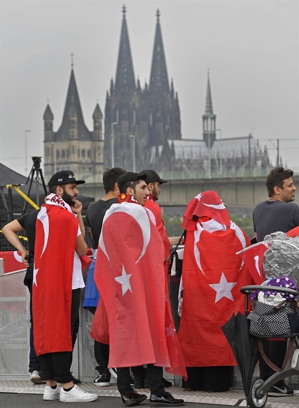 Köln'deki demokrasi mitinginden kareler