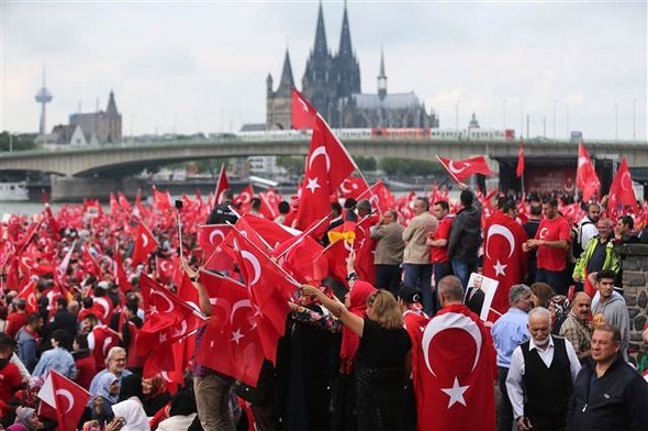 Köln'deki demokrasi mitinginden kareler