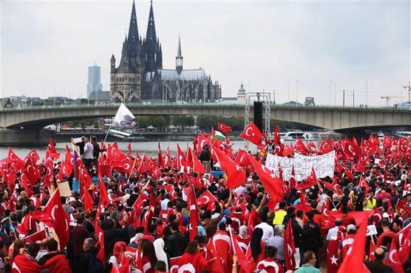 Köln'deki demokrasi mitinginden kareler