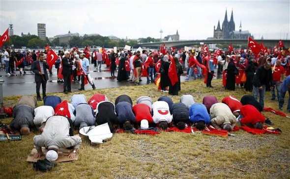 Köln'deki demokrasi mitinginden kareler