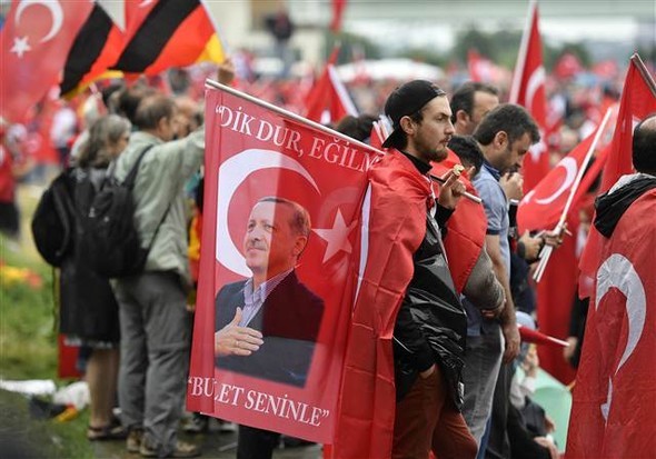 Köln'deki demokrasi mitinginden kareler