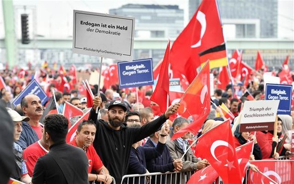 Köln'deki demokrasi mitinginden kareler