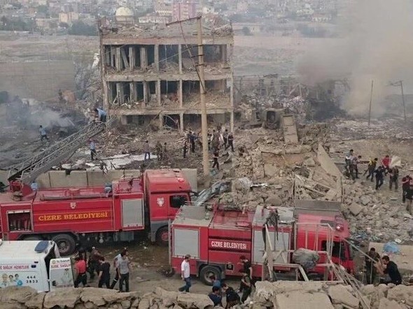 Cizre'de Emniyet Müdürlüğü'ne bombalı saldırı