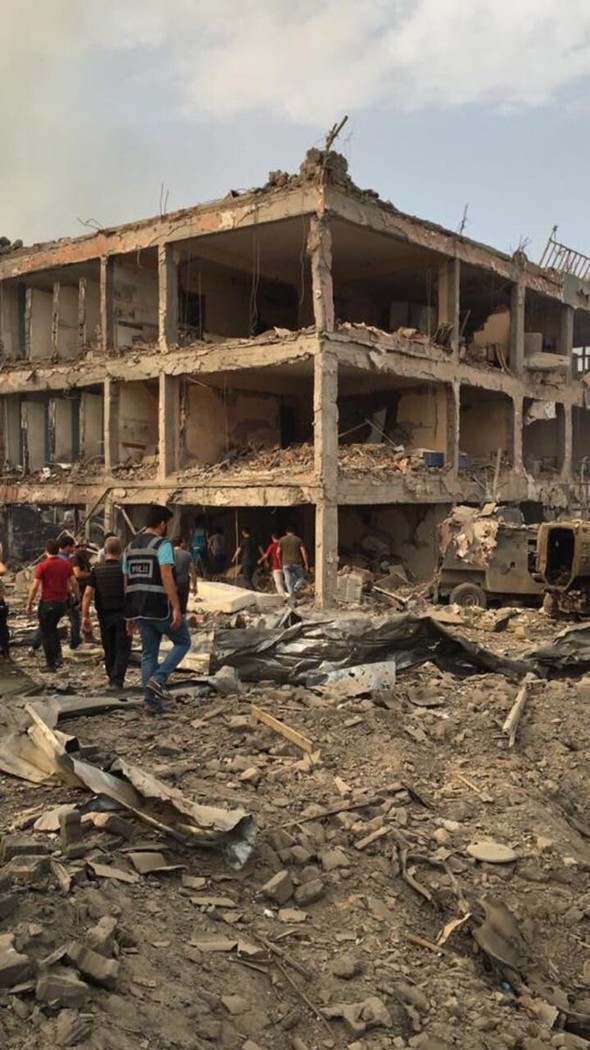 Cizre'de Emniyet Müdürlüğü'ne bombalı saldırı