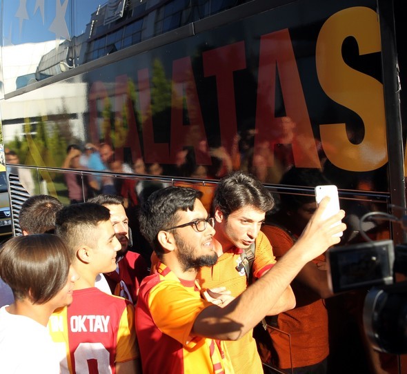 Galatasaraylı futbolcuyu havaalanında unuttular