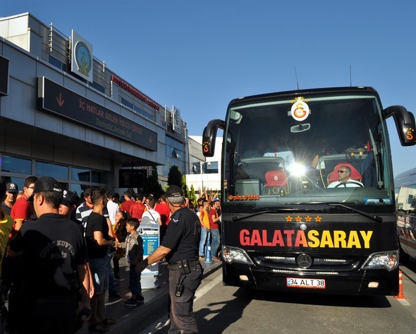 Galatasaraylı futbolcuyu havaalanında unuttular