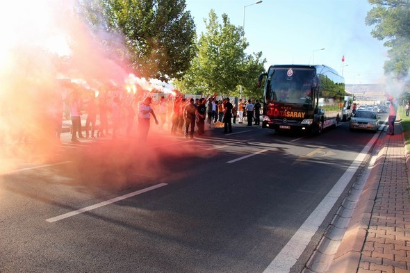 Galatasaraylı futbolcuyu havaalanında unuttular