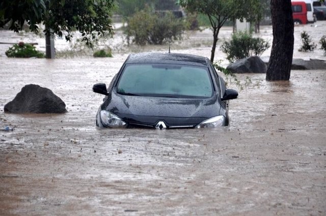 Trabzon'da sel felaketi: 2 ölü