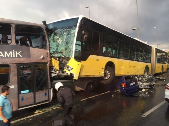 Metrobüs kazasından ilk görüntüler