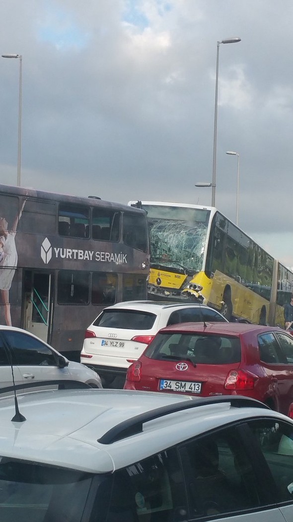 Metrobüs kazasından ilk görüntüler