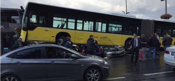 Metrobüs kazasından ilk görüntüler