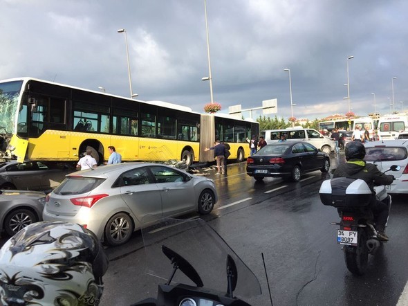 Metrobüs kazasından ilk görüntüler